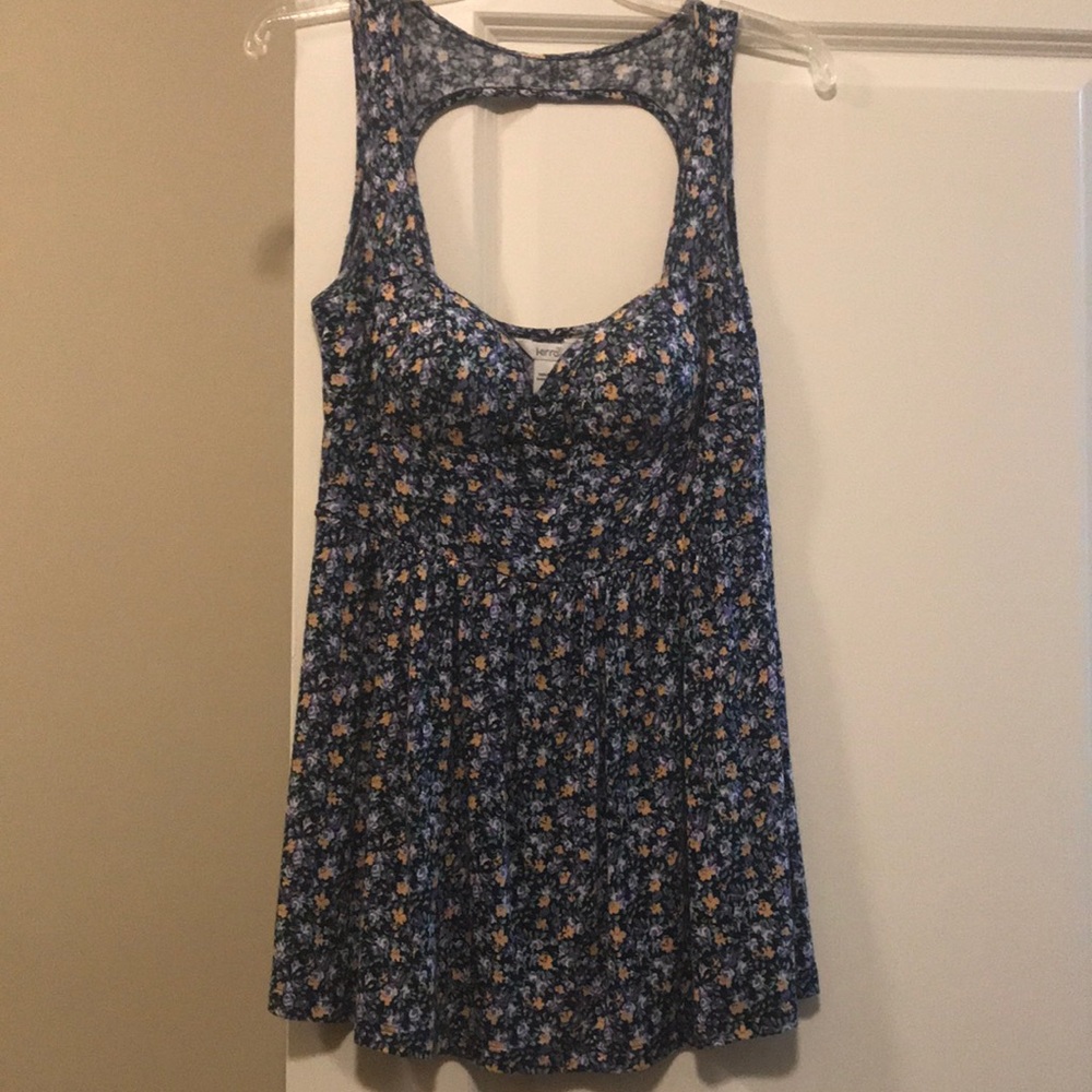 Sleeveless floral top in size L